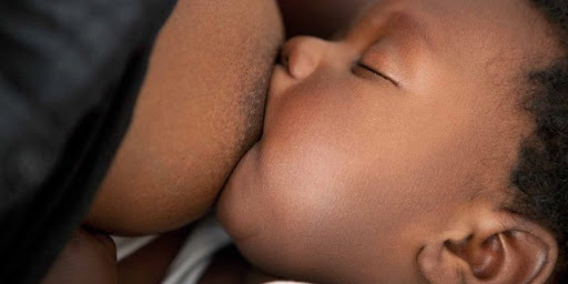 Allaitement - Femme noire entrain d'allaiter son bébé